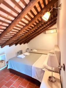 sypialnia z łóżkiem w pokoju w obiekcie Apartamentos Bodeguetas w mieście Constantina