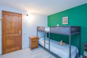 Katil atau katil-katil dalam bilik di Surf-Point House - 3 min walking to the Beach