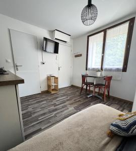 Telewizja i/lub zestaw kina domowego w obiekcie Le Lamourguier