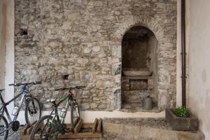 ドマーゾにあるCasa Domasoの石の壁に2台の自転車が停まっている
