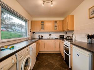 Η κουζίνα ή μικρή κουζίνα στο 3 Bed in Swanage 77624