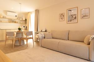 a living room with a couch and a table at Nidos Natos in Nida