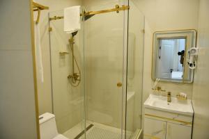 Koupelna v ubytování QUT Hotel
