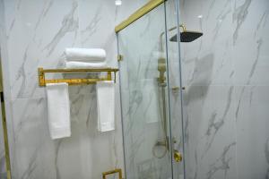 Koupelna v ubytování QUT Hotel