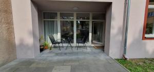 マイニンゲンにあるCharmante Ferienwohnung 2 im Herzen von Meiningenの家の中のパティオ(椅子、テーブル付)