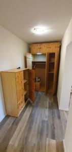 マイニンゲンにあるCharmante Ferienwohnung 2 im Herzen von Meiningenの空き部屋(木製のキャビネット付)