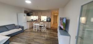 マイニンゲンにあるCharmante Ferienwohnung 2 im Herzen von Meiningenのソファとテーブルのあるリビングルームとキッチン