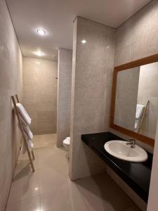 塞米亚克NEW Villa Indah Seminyak 3BR Private Pool的带水槽、镜子和马桶的浴室 更多27张照片
