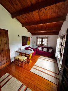 Una sala de estar con un sofá morado y una mesa. en Shakti Rio Mino, en San Bartolomé