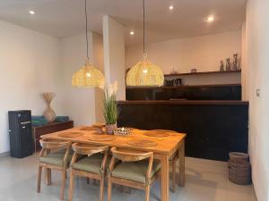 NEW Villa Indah Seminyak 3BR Private Pool的厨房或小厨房