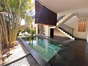 NEW Villa Indah Seminyak 3BR Private Pool内部或周边的泳池