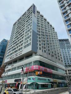 釜山にあるOcean Front Apartmentの大きな建物