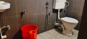 SaligaoにあるSaligao Inn Apartment'sのバスルーム(トイレ、洗面台、バケツ付)
