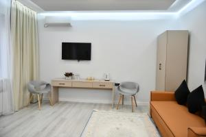 TV a/nebo společenská místnost v ubytování QUT Hotel
