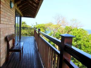 Svalir eða verönd á Peaceful Zimbali Escape with Pool, Deck & Views