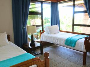 Rúm í herbergi á Peaceful Zimbali Escape with Pool, Deck & Views