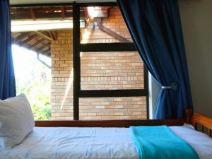 Rúm í herbergi á Peaceful Zimbali Escape with Pool, Deck & Views