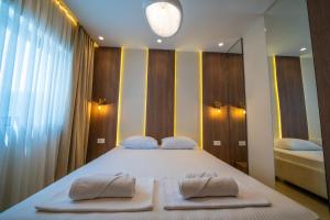 Uma cama ou camas num quarto em Apartments Stanaj