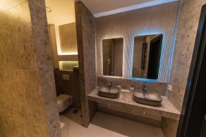 Uma casa de banho em Apartments Stanaj
