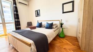 ein Schlafzimmer mit einem großen Bett und blauen Kissen in der Unterkunft Tortosa Blue in Split