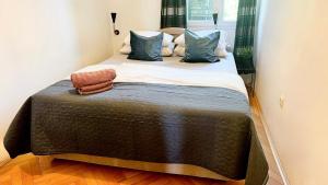 ein großes Bett in einem Zimmer mit blauen Kissen in der Unterkunft Tortosa Blue in Split