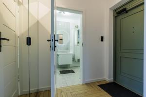 Ein Badezimmer in der Unterkunft Solo na wyspie, blisko morza Sobieszewo