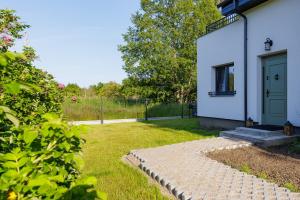 Ein Garten an der Unterkunft Solo na wyspie, blisko morza Sobieszewo