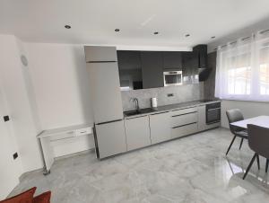 Køkken eller tekøkken på Apartments Ivana with the pool