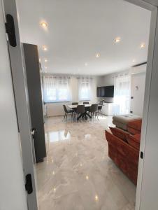 Et tv og/eller underholdning på Apartments Ivana with the pool