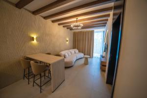 Uma área de estar em Apartments Stanaj