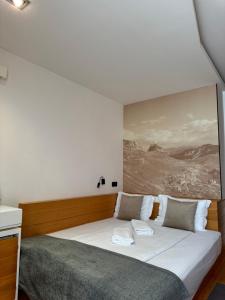Rúm í herbergi á Hotel Žabljak