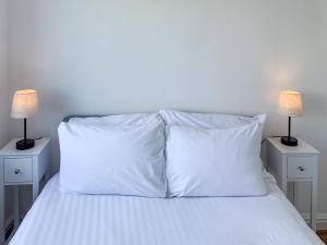 En eller flere senge i et værelse på Glastonbury Studio - Tor View - Sleeps 2