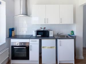 Køkken eller tekøkken på Glastonbury Studio - Tor View - Sleeps 2 + 3 billeder