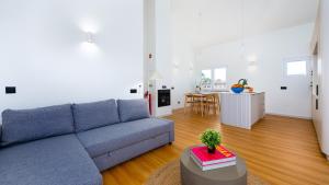 Una sala de estar con un sofá azul y una mesa. en Marina Sand, en Vilamoura