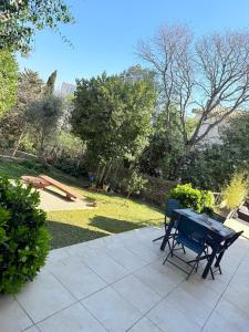 Vonkajšia záhrada v ubytovaní Chambre d'hôtes Les terrasses de Saint Clair