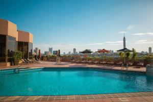 una piscina con vistas a la ciudad en Ramses Hilton Hotel & Casino, en El Cairo