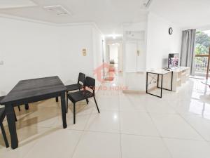 Stolni tenis u objektu Large 3BR Rasuna Apt with Pool, Gym, WiFi by 2ndHome ili u blizini