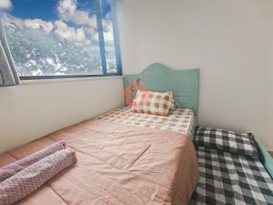 Krevet ili kreveti u jedinici u objektu Large 3BR Rasuna Apt with Pool, Gym, WiFi by 2ndHome