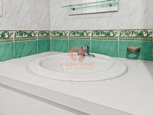 Kupaonica u objektu Large 3BR Rasuna Apt with Pool, Gym, WiFi by 2ndHome