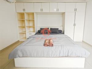 Krevet ili kreveti u jedinici u objektu Large 3BR Rasuna Apt with Pool, Gym, WiFi by 2ndHome