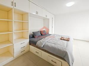 Krevet ili kreveti u jedinici u objektu Large 3BR Rasuna Apt with Pool, Gym, WiFi by 2ndHome