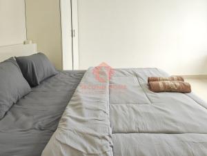 Krevet ili kreveti u jedinici u objektu Large 3BR Rasuna Apt with Pool, Gym, WiFi by 2ndHome