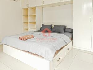 Krevet ili kreveti u jedinici u objektu Large 3BR Rasuna Apt with Pool, Gym, WiFi by 2ndHome
