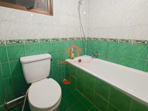 Kupaonica u objektu Large 3BR Rasuna Apt with Pool, Gym, WiFi by 2ndHome
