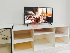 TV i/ili zabavni centar u objektu Large 3BR Rasuna Apt with Pool, Gym, WiFi by 2ndHome