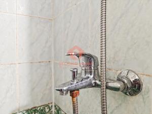 Kupaonica u objektu Large 3BR Rasuna Apt with Pool, Gym, WiFi by 2ndHome