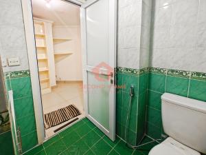 Kupaonica u objektu Large 3BR Rasuna Apt with Pool, Gym, WiFi by 2ndHome
