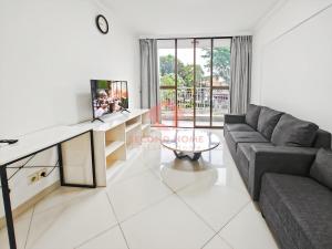 TV i/ili zabavni centar u objektu Large 3BR Rasuna Apt with Pool, Gym, WiFi by 2ndHome