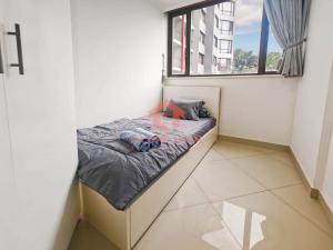 Krevet ili kreveti u jedinici u objektu Large 3BR Rasuna Apt with Pool, Gym, WiFi by 2ndHome