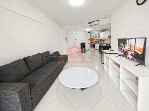 TV i/ili zabavni centar u objektu Large 3BR Rasuna Apt with Pool, Gym, WiFi by 2ndHome